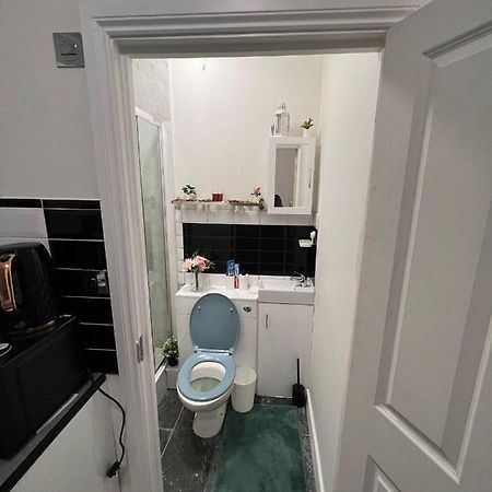 Lovely Apartment Close To Acton Central Station London Eksteriør bilde